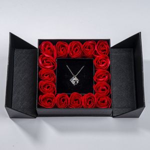 Swarovski Klavertje Vier Hartjes Ketting - Moederdag cadeau sieraden - Moederdag cadeautje voor mama - Valentijn - Moederdag pakket - Moederdag cadeau voor mama - Moederdag geschenkset - Cadeau voor vrouw -Ketting dames - Kado - Moederdag ketting