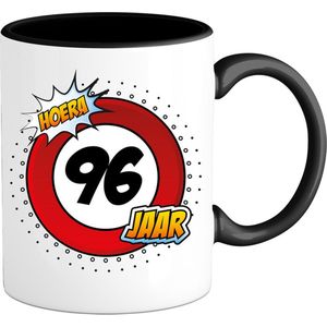 96 Jaar Verkeersbord Mok met tekst | Grappig Verjaardag Beker Cadeau | Bedrukte Koffie en Thee Mokken | Zwart | 330 ML