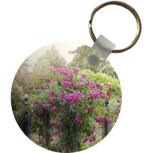 Sleutelhanger - Mooie roze rozen groeien als planten in de wilde natuur - Plastic - Rond - Uitdeelcadeautjes