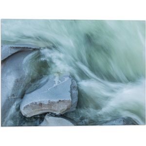 WallClassics - Vlag - Blauw Stromend Water langs Stenen - 40x30 cm Foto op Polyester Vlag