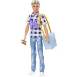 Barbie Ken It Takes Two - Ken met koelbox en verrekijker - Barbiepop