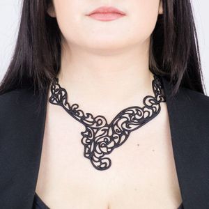 Batucada - Baroco - Collier van Plantaardige Oorsprong en Hypoallergeen - Vrouwen Ketting met Barok vormen – Halsketting met Krullende Lijnen - Antiallergisch - Zwart - lengte 40/45 cm - effect Tattoo - oogt als Rubber - Vegan