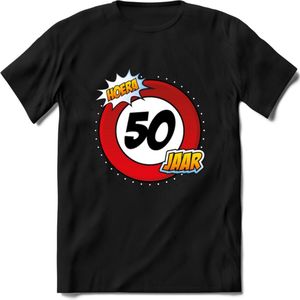 50 Jaar Hoera Verkeersbord T-Shirt | Grappig Abraham Verjaardag Cadeau | Dames - Heren | - Zwart - XL