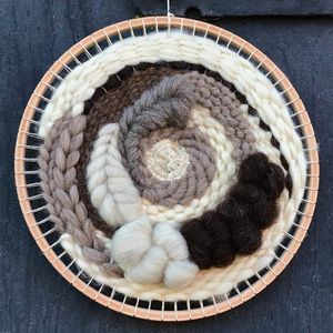 Maak 'T Zelf DIY Workshop Hobby Pakket Volwassenen - Weefcirkel Naturel - Creatief - Moederdag - Doe het zelf Cadeau - Cadeaupakket - Workshop in een Doosje - Knutselpakket - Beige