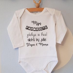 Baby Rompertje met tekst Mijn favoriete plekje is heel dicht bij jullie papa en mama!  | Lange mouw | wit | maat 62/68 | met bekendmaking zwangerschap aanstaande jongen meisje unisex