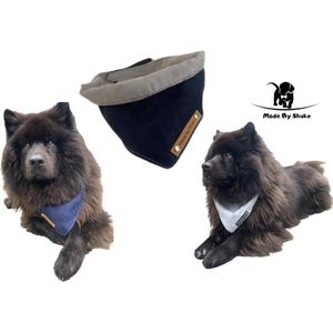 Bandana voor honden. Maat XL in de kleuren donkerblauw en lichtgrijs. Dubbelzijdig te dragen. Halssjaal. Halsdoek. Honden fashion. Hondenkleding. Mode accessoires voor huisdieren. MadeByShuko.