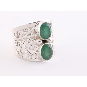 Opengewerkte zilveren ring met smaragd - maat 17.5