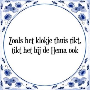 Tegeltje met Spreuk (Tegeltjeswijsheid): Zoals het klokje thuis tikt, tikt het bij de Hema ook + Kado verpakking & Plakhanger