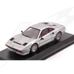 De 1:43 Diecast Modelcar van de Ferrari 208 GTB Turbo van 1982 in Silver. De fabrikant van het schaalmodel is Best Model. Dit model is alleen online verkrijgbaar