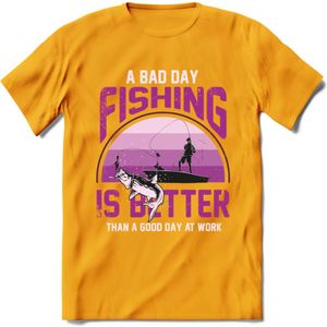 A Bad Day Fishing - Vissen T-Shirt | Roze | Grappig Verjaardag Vis Hobby Cadeau Shirt | Dames - Heren - Unisex | Tshirt Hengelsport Kleding Kado - Geel - XL
