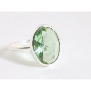 Ovale hoogglans zilveren ring met groene amethist - maat 16.5