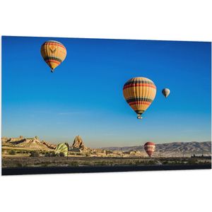 WallClassics - Vlag - Vier Luchtballonnen in de Lucht - 120x80 cm Foto op Polyester Vlag
