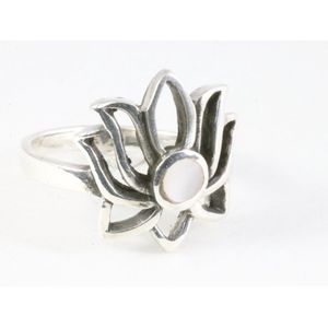 Opengewerkte zilveren lotus bloem ring met parelmoer - maat 16
