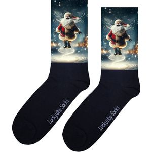Kerstman - Vliegen - Opkikker - Grappige sokken - Valentijns cadeau - Verjaardag cadeau - Sinterklaas cadeau - Leuke sokken - Vrolijke sokken - Kerstfeest - Kerst Sokken - Vaderdag - Moederdag - Kerstcadeau - Socks die Happy maken - Maat 37-44