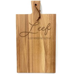 Stoer landelijk snijplankje-borrelplankje met tekst gravure QUOTE: LEEF ALSOF MORGEN NIET BESTAAT. Cadeau-verjaardag-bedankje. Het formaat is 20x30cm excl. handvat.