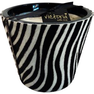 Victoria with Love - Zebra - Small - Luxe kaars met etherische geuren - Zebra print op echte koehuid - 40 branduren