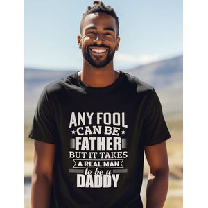 Shirt - Any fool can be a father - Wurban Wear | Grappig shirt | Leuk cadeau | Unisex tshirt | Vaderdag cadeau | Cadeau voor vader | Voetbal | Gewichten | Zwart