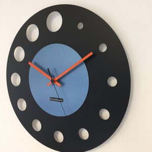 WANDKLOK - Stil uurwerk – Handgemaakt – CHANTALBRANDO ATOMIUM BLACK & ICE BLUE -- ORANGE POINTERS -- MODERN DUTCH DESIGN