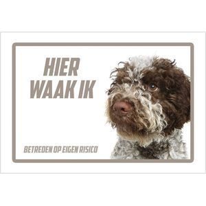 Waakbord/ bord | ""Hier waak ik"" | 30 x 20 cm | Spaanse Waterhond | Labradoodle | Dikte: 1 mm | Gevaarlijke hond | Waakhond | Hond | Betreden op eigen risico | Polystyreen | Rechthoek | Witte achtergrond | 1 stuk