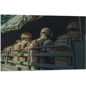 WallClassics - Vlag - Soldaten in Legerwagen - 90x60 cm Foto op Polyester Vlag