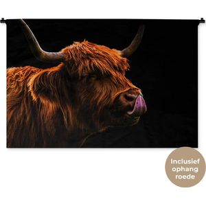 Wandkleed Schotse Hooglanders  - Schotse hooglander die zijn neus likt op een zwarte achtergrond Wandkleed katoen 150x100 cm - Wandtapijt met foto