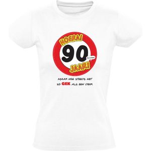 Hoera 90 Jaar! Negentig! Maar nog steeds zo gek als een deur! Dames T-shirt | Jarig | 90e verjaardag kado | Shirt