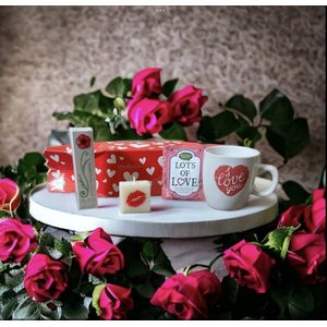 Cadeaubox - Lots of Love - Valentijn - Trouwen - Trouwdag - Liefde - Love - vrouw