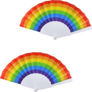 2x Spaanse hand waaiers regenboog/rainbow/pride vlag 14 x 23 cm - Zomer accessoires - Verkoelings producten - Pride musthaves