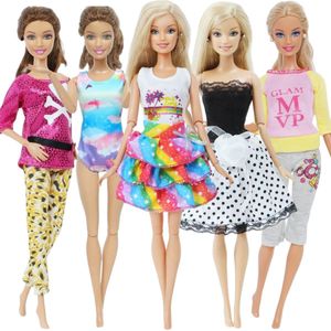 Poppenkleertjes - Geschikt voor Barbie - Set van 5 outfits - Kleding voor modepoppen - Jurk, broek, rok, shirt, trui, badpak - Cadeauverpakking