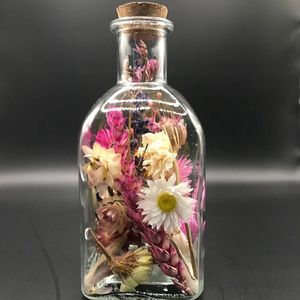 Fleurige droogbloemen in 1 vierkante flesjes en een kurk | droogbloemen in glas | decoratie | vaas | droogbloemen in fles | boeket | bloemstuk | interieur | fleurig | fles met kurk | cadeau | droogbloemen | woondecoratie | kleurig | decoratie