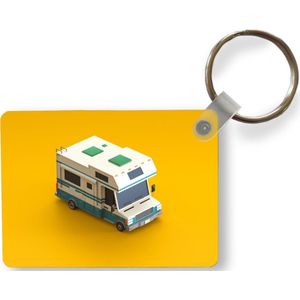 Sleutelhanger - Camper in isometrische stijl op een gele achtergrond - Uitdeelcadeautjes - Plastic