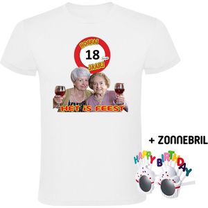 Hoera 18 jaar! Het is feest Heren T-shirt + Happy birthday bril - verjaardag - jarig - 18e verjaardag - oma - wijn - grappig