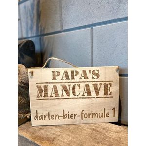 Tekstbordje van eikenhout met de tekst Mancave; Darten-Bier-Formule 1
