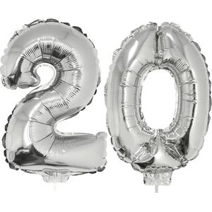 20 jaar leeftijd feestartikelen/versiering cijfers ballonnen op stokje van 41 cm - Combi van cijfer 20 in het zilver