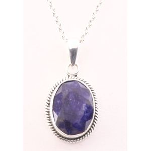 Bewerkte zilveren hanger met blauwe saffier aan ketting