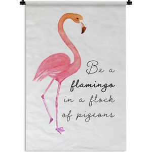 Wandkleed FlamingoKerst illustraties - Quote 'Be a flamingo in a flock of pigeons' en roze met paarse flamingo op een witte achtergrond Wandkleed katoen 120x180 cm - Wandtapijt met foto XXL / Groot formaat!