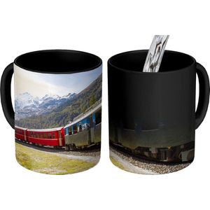 Magische Mok - Foto op Warmte Mokken - Koffiemok - Een rode trein in de bergen - Magic Mok - Beker - 350 ML - Theemok