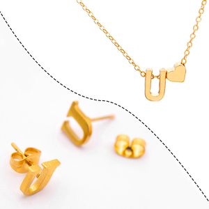 Initiaal Ketting & Oorbellen set met Letter U Goudkleurig - Met letter & Hartje! - Naam Ketting Cadeau - Roestvrij Stalen Ketting op Kaartje - Pax Amare