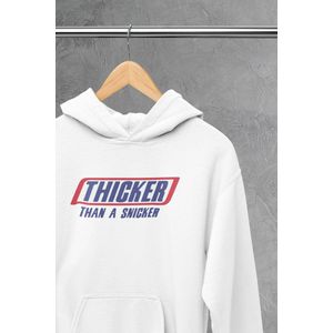 Hoodie - Thicker than a snicker - Wurban Wear | Grappige hoodie | Leuk cadeau | Unisex hoodie | Meme | Meme kleding | Viespeuk | Grappige kleding | Grappige trui | Dubbelzinnige kleding | Wit