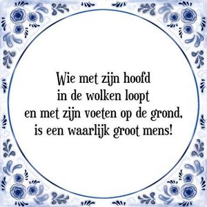 Tegeltje met Spreuk (Tegeltjeswijsheid): Wie met zijn hoofd in de wolken loopt en met zijn voeten op de grond, is een waarlijk groot mens! + Kado verpakking & Plakhanger