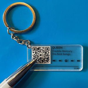 Allernieuwste.nl® QR Sleutelhanger Rockband QUEEN - Video van Greatest Hits - QR code Geschenk Idee Cadeau Muziek-fan - Beeld en Geluid Gadget - MU11 Sinterklaas Cadeau