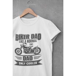 Shirt - Biker dad - Wurban Wear | Grappig shirt | Leuk cadeau | Unisex tshirt | Vaderdag cadeau | Voetbal | Gewichten | Wit & Zwart