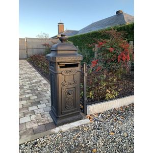 Postboxstore Vrijstaande Engelse Brievenbus | beton | zwart | inclusief plaatsing en retour oude brievenbus