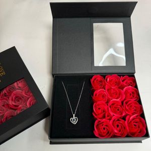 Rozen met een ketting in doosje | Zilverkleurige Hart ketting | Cadeau voor haar | Valentijn cadeautje vrouw | Moederdag cadeau | Decoratie | Trouw & Liefde | Cadeautip
