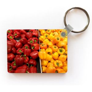 Sleutelhanger - Twee bakken met rode en gele paprika's op een markt - Uitdeelcadeautjes - Plastic