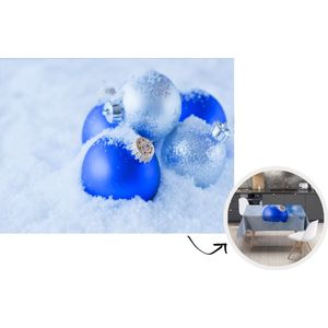 Kerst Tafelkleed - Kerstmis Decoratie - Tafellaken - Een set blauwe en zilveren kerstballen bevinden zich in de sneeuw - 200x150 cm - Kerstmis Versiering