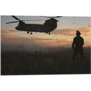 WallClassics - Vlag - Opstijgende Militair Transportvliegtuig - 60x40 cm Foto op Polyester Vlag
