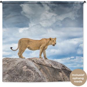 Wandkleed Leeuwen - Leeuwin op rots Wandkleed katoen 180x180 cm - Wandtapijt met foto