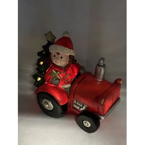 Kerstbeeldje meisje in rode tractor met LED - rood + groene kerstboom + gouden ster - polyresin - 12 cm hoog x 16 cm x 8 cm – Kerstdecoratie