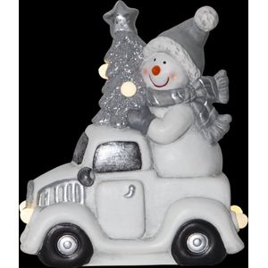Sneeuwpop in truck -23cm -lichtkleur: Warm Wit -Werkt op batterijen -Met timer functie -Kerstdecoratie